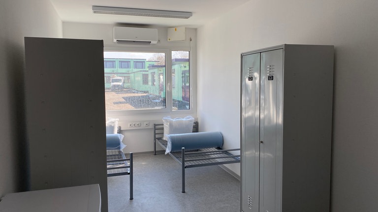 Blick in ein Zimmer, der neuen Flüchtlingsunterkunft in Neuwied. Sie geht am 31. März 2025 in Betrieb. Dort haben 264 Menschen Platz. 