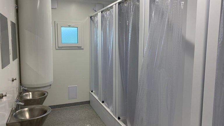 Die neue Sanitäre Anlagen der Flüchtlingsunterkunft in Neuwied. Sie geht am 31. März 2025 in Betrieb. Dort haben 264 Menschen Platz. 