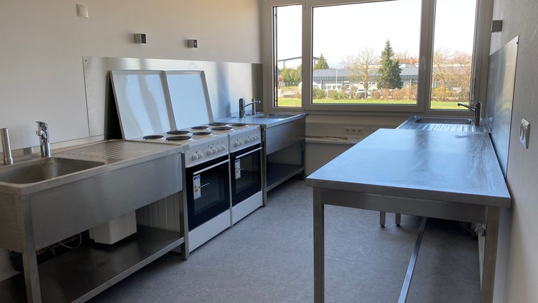 Blick in die Küche. Die neue Flüchtlingsunterkunft in Neuwied ist fertig und geht am 31. März 2025 in Betrieb. Dort haben 264 Menschen Platz. 