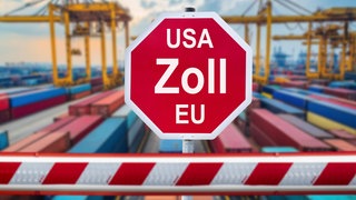 Handelskrieg und Zoll mit den USA vor dem fiktiven Bild eines Hafens mit Waren und Containern.