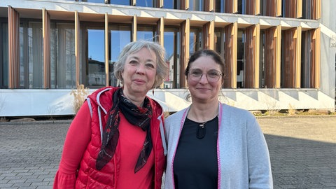 Annette Holzapfel und Edyta Bertram von der Initiative "MemoriAHR". Sie setzen sich dafür ein, dass Gedenkstelen für die 136 Todesopfer der Flutkatastrophe auch in Berlin und Mainz aufgestellt werden.