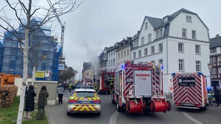 Die Feuerwehr löscht den Brand in einem Wohnhaus in Koblenz Ehrenbreitstein. Das Feuer ist vermutlich durch eine defekte Steckdosenleiste ausgelöst worden.