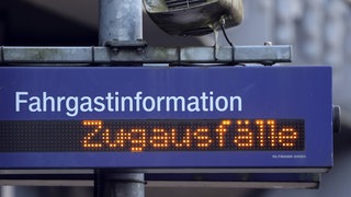 Fahrgastinformation zeigt einen Hinweis auf Zugausfälle.