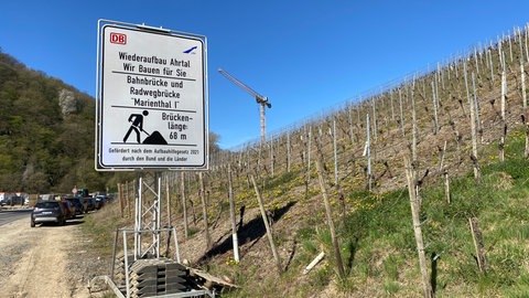 Bei Marienthal an der Ahr sind zwei neue Brücken per Kran auf ihre Pfeiler gesetzt worden. Über diese Brücken soll künftig der Ahrtal-Radweg führen. Die alten Bauwerke waren bei der Flutkatastrophe 2021 zerstört worden.