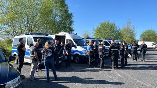 Rund um Weitefeld im Kreis Altenkirchen sucht die Polizei nach dem gewaltsamen Tod einer dreiköpfigen Familie erneut nach dem Tatverdächtigen. 