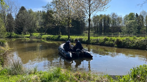 Polizisten haben bei der Suche nach dem Tatverdächtigen, der eine Familie in Weitefeld getötet haben soll, auch einige kleinere Weiher bei Neunkhausen im Westerwald abgesucht. 