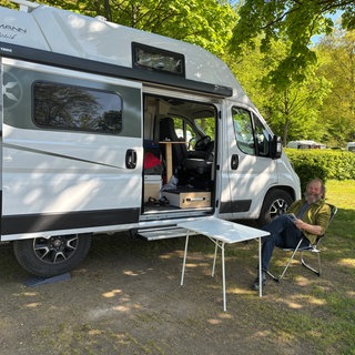 Ein Camper am Laacher See genießt die Idylle.