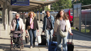 Vier Reisende, eine mit Rollator, auf dem Mainzer Hauptbahnhof