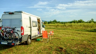 Ein Wohnmobil steht auf einer Wiese. In Sankt Goar soll ein neuer Campingplatz mit Tiny Houses entstehen. (Symbolbild)