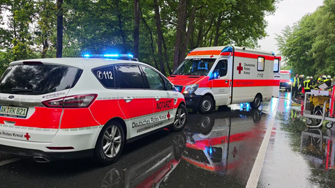 Rettungskräfte sichern die Unfallstelle auf der B 414 im Westerwaldkreis