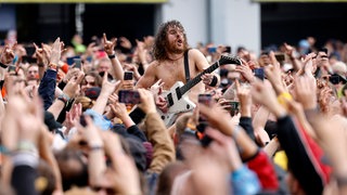 Sänger Joel O'Keeffe von der Band Airbourne bei Rock am Ring 2022 - für 2025 gibt es bereits keine Tickets mehr.
