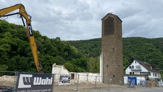 St.Andreas Kirche in Ahrbrück: Wegen Turmfalken sind Abrissarbeiten gestoppt.