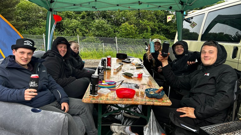 Vor Beginn von Rock am Ring 2025 ist die Stimmung auf den Campingplätzen gut.