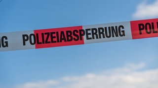 Polizeiabsperrung, Absperrung der Polizei durch ein Absperrband (Symbolbild)