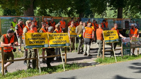 Jäger protestieren vor der Kabninettsitzung im Ahrtal gegen das geplante neue Jagdgesetz.