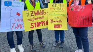 Pflegefachkräfte demonstrieren gegen die Landespflegekammer Rheinland-Pfalz. (Archivbild)