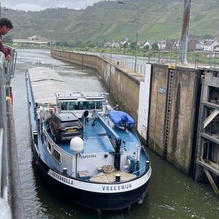 Frachtschiff am Tag zwei der Notschleusung an der Moselschleuse Aldegund 