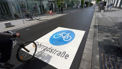 Ein Radfahrer in der Fahrradstraße in Koblenz. Dort ist ein Auto entlang gerast.