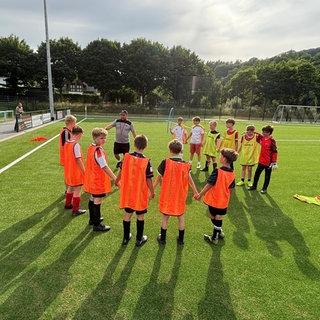 Zwölf Jungs der D-Jugend der Spielgemeinschaft Ahrtal stehen auf dem Kunstrasenplatz in Insul.