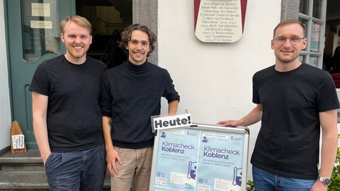 Tim Bartel, Till Britsch und Maximilian Stork stehen vor der privaten Hochschule für Gesellschaftsgstaltung. Die drei Studenten haben untersucht, wie gut Koblenz beim Klimaschutz aufgestellt ist.