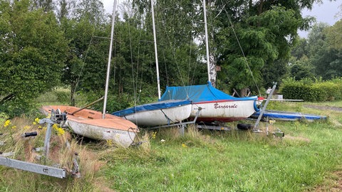 Einige Boote des Segelclubs liegen verwaist am Ufer.