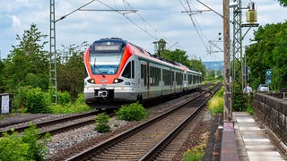 Ein Zug der VIAS GmbH ist auf einer Zugstrecke nahe Koblenz unterwegs.