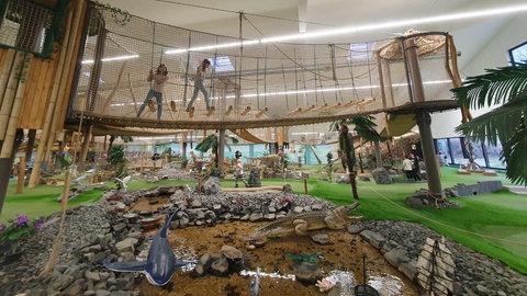 In der geheimen Welt in Kobern-Gondorf gibt es Minigolf, Klettergerüste und jede Menge urzeitliche Tiere. 