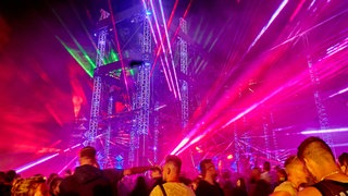 Raver tanzen beim Technofestival "Nature One"