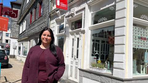 Saskia Müller steht vor der Tourist-Information in Kastellaun. Als Leiterin freut sie sich schon auf das Festivalpublikum der NATURE ONE, das am Wochenende die Stadt besuchen kommt.