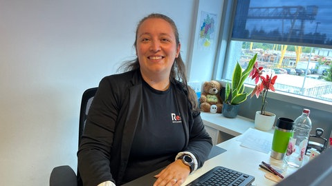 Personalreferentin Carina Landau sitzt an ihrem Arbeitsplatz. Sie ist überzeugt von dem Ausbildungsprojekt: Reko habe überwiegend positive Erfahrungen mit den Auszubildenden aus Ruanda gemacht.
