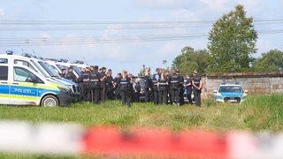 Polizei sucht den Fundort der Leiche ab - unter anderem nach möglichen Tatwerkzeugen. 