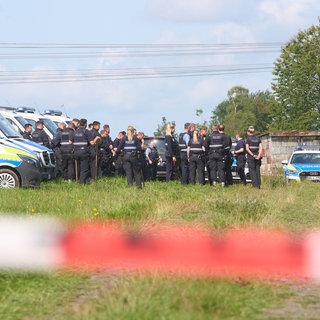 Polizei sucht den Fundort der Leiche ab - unter anderem nach möglichen Tatwerkzeugen. 