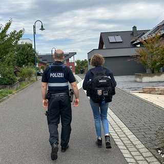 Nach einem Sexualdelikt befragen zehn Ermittler der Polizei alle Männer im Ort Oberdürenbach.