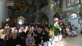 Alle Kirchenbänke sind besetzt bei dem feierlichen Gottesdienst anlässlich der Wiedereröffnung der Sankt Laurentiuskirche in Ahrweiler
