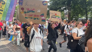 Mehr als 3.000 Teilnehmer und Teilnehmerinnen waren am Samstag beim CSD in Koblenz dabei