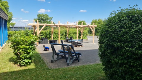 Der Schulhof an der IGS in Nastätten wurde begrünt. Auch andere Schulen in Rheinland-Pfalz entsiegeln ihre Schulhöfe und stellen sich mit mehr Grün auf den Klimawandel ein.