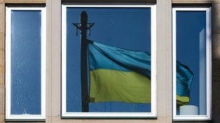 Ukraine-Flagge spiegelt sich im Fenster