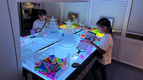 In einem Raum der Kita können die Kinder mit Licht und Schatten experimentieren.