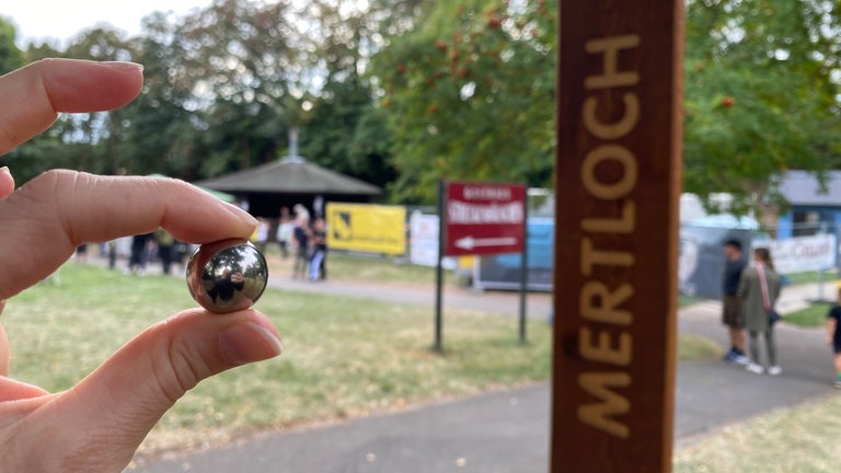 Weltrekordversuch in Mertloch: Die Edelstahlkugel hat einen Durchmesser von zwei Zentimetern.