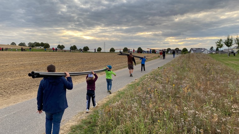 Weltrekordversuch in Mertloch: Väter und Kinder bringen die Rohre auf den Sammetzkopf