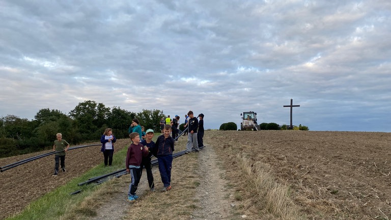 Weltrekordversuch in Mertloch: Startpunkt für die Kugelbahn war das Gipfelkreuz auf dem Sammetzkopf
