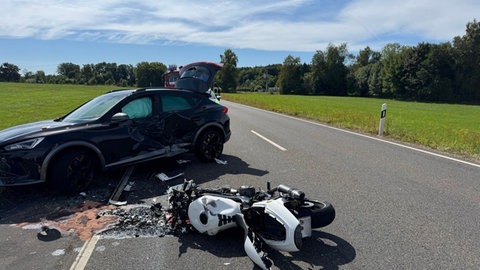 Motorad und Auto nach Unfall auf der B255 im Westerwald (Feuerwehr Verbandsgemeinde Westerburg)