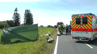 Rettungskräfte nach dem Unfall auf der Kreisstraße bei Höhn im Westerwald. Bei dem Zusammenstoß kam ein Mensch ums Leben.