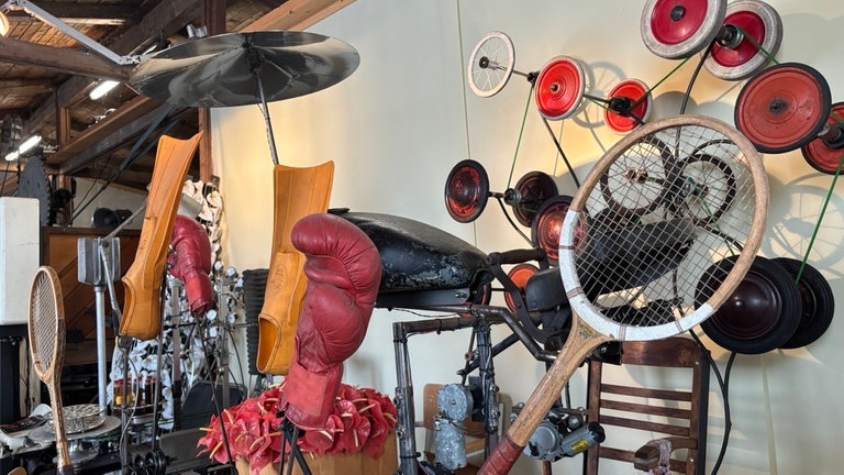 Ein Blick auf eines der kinetischen Kunstwerke von Willi Reiche: Darin hat er unter anderem einen alten Tennisschläger und einen roten Boxhandschuh integriert. 