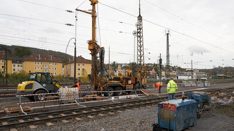 Erster Brunnen für Grundwasser-Überwachung an Bahnstrecke bei Niederlahnstein wird gebohrt