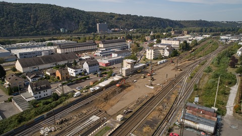 Luftaufnahme: Bauarbeiter verlegen in der Nähe des Bahnhofs Niederlahnstein neue Gleise. 