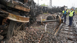 Kesselwagen liegen an der Unfallstelle in der Nähe des Bahnhofs von Niederlahnstein auf der Seite
