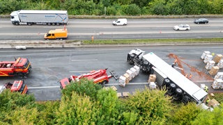 Auf der A3 ist ein Lkw umgekippt. Die Autobahn ist gesperrt. Es kommt zu massiven Staus.
