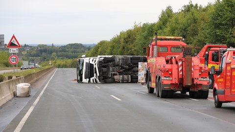 Auf der A3 ist ein Lkw umgekippt. Die Autobahn ist gesperrt. Es kommt zu massiven Staus.