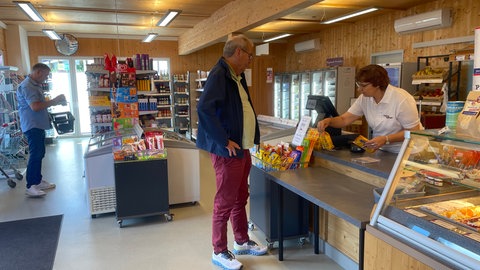 Auch der Bürgermeister kauft im Dorfladen in Bremm ein